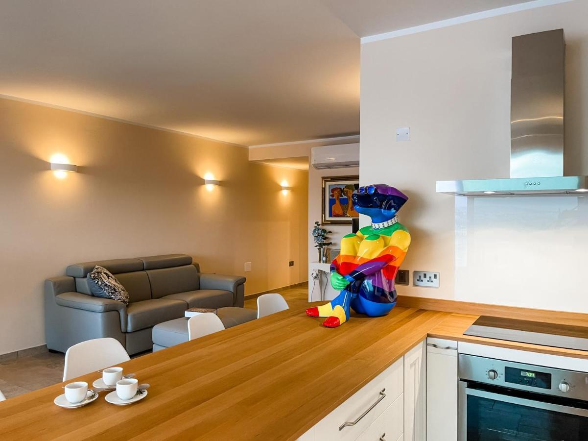 Unique Seafront Triplex Penthouse With Panoramic Bedroom & Rooftop Jacuzzi Overlooking Valletta Слима Экстерьер фото
