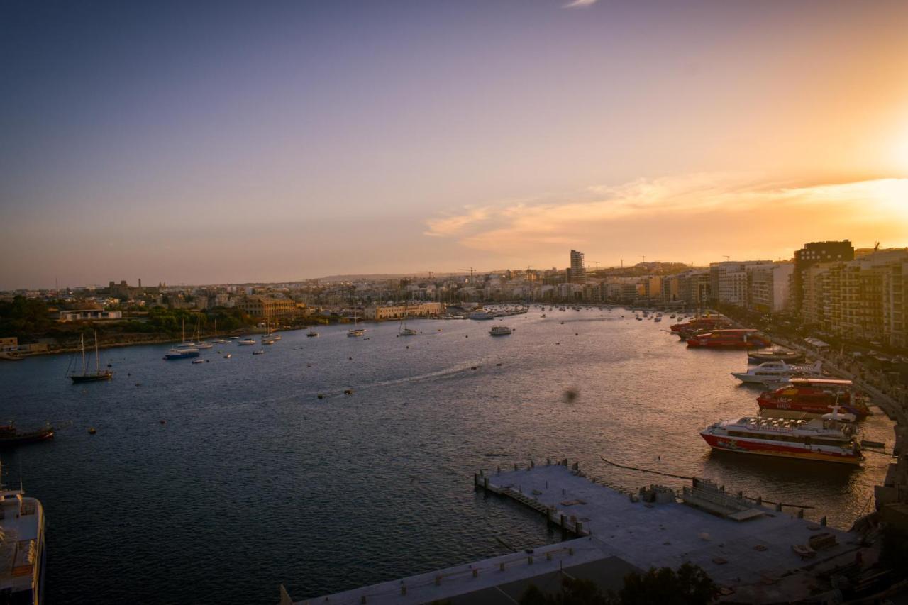 Unique Seafront Triplex Penthouse With Panoramic Bedroom & Rooftop Jacuzzi Overlooking Valletta Слима Экстерьер фото