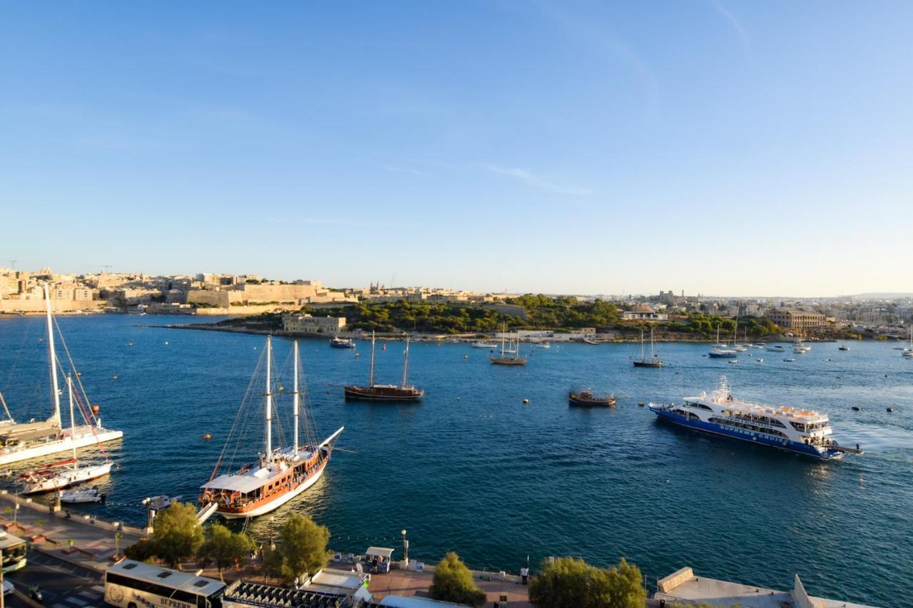 Unique Seafront Triplex Penthouse With Panoramic Bedroom & Rooftop Jacuzzi Overlooking Valletta Слима Экстерьер фото