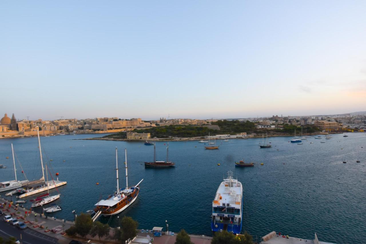 Unique Seafront Triplex Penthouse With Panoramic Bedroom & Rooftop Jacuzzi Overlooking Valletta Слима Экстерьер фото