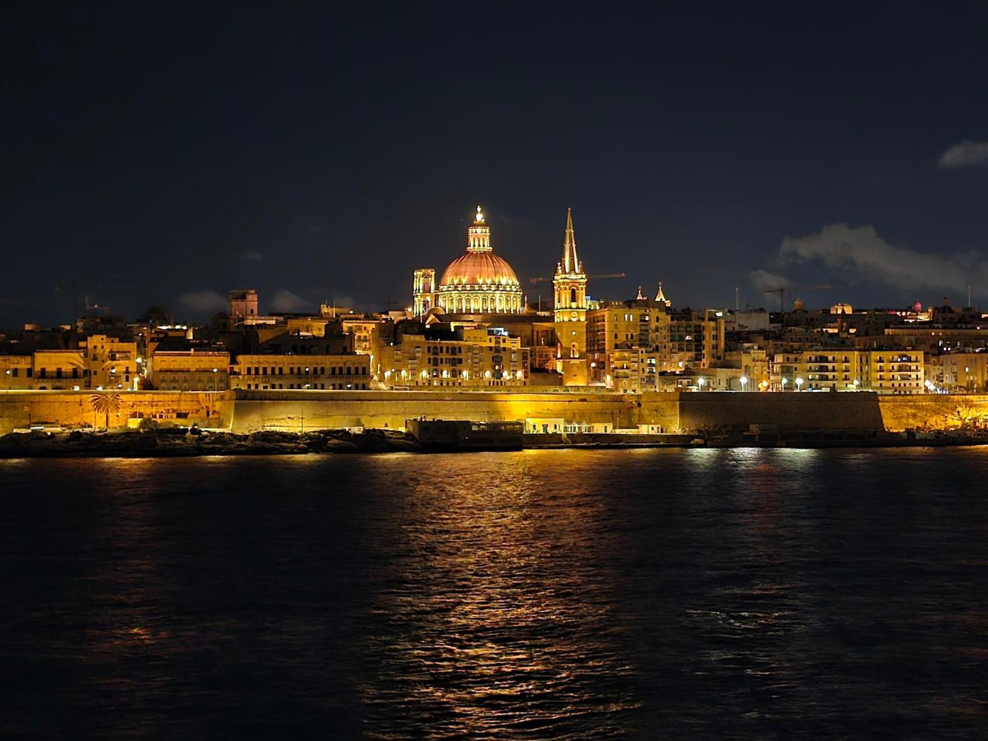 Unique Seafront Triplex Penthouse With Panoramic Bedroom & Rooftop Jacuzzi Overlooking Valletta Слима Экстерьер фото