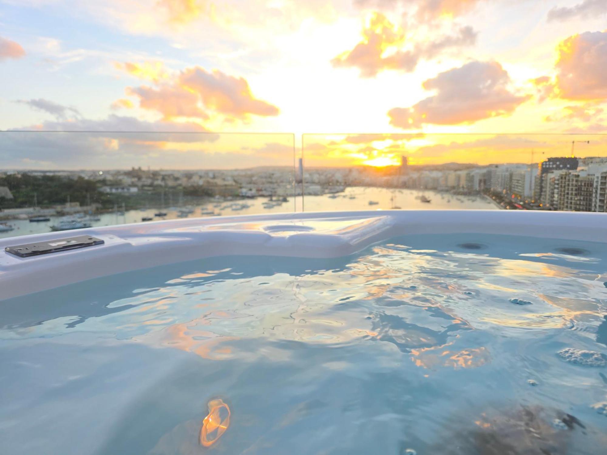 Unique Seafront Triplex Penthouse With Panoramic Bedroom & Rooftop Jacuzzi Overlooking Valletta Слима Экстерьер фото
