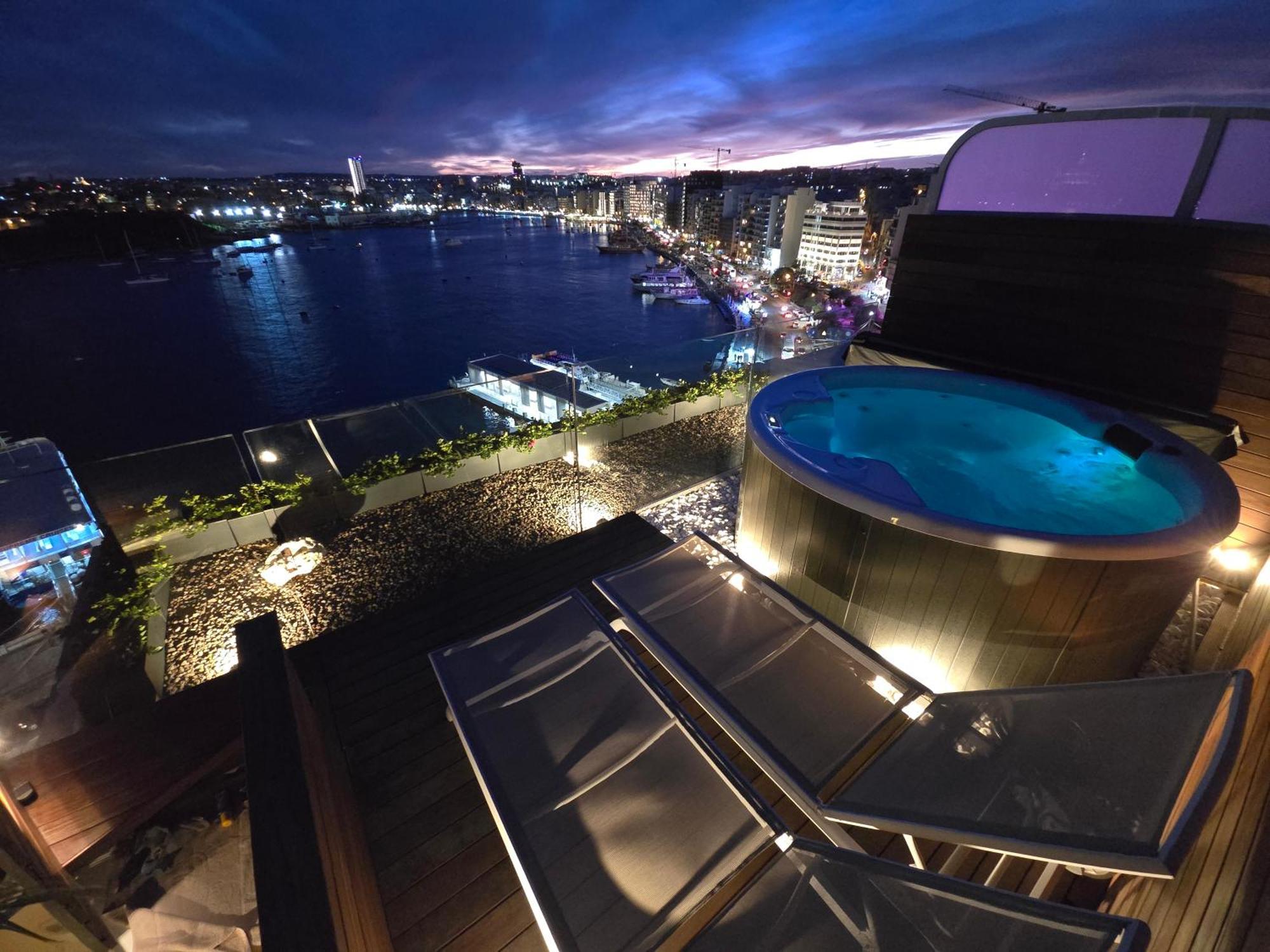 Unique Seafront Triplex Penthouse With Panoramic Bedroom & Rooftop Jacuzzi Overlooking Valletta Слима Экстерьер фото