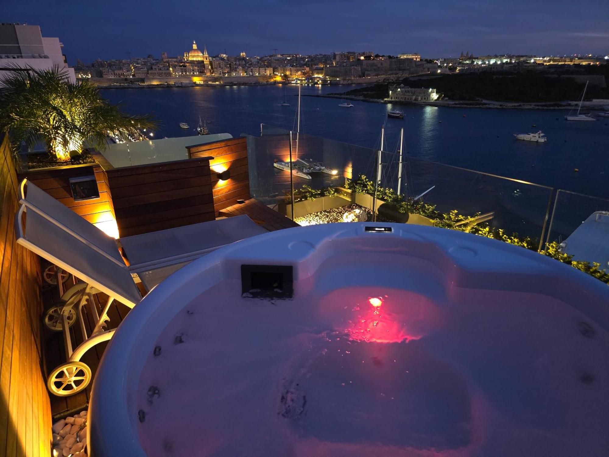 Unique Seafront Triplex Penthouse With Panoramic Bedroom & Rooftop Jacuzzi Overlooking Valletta Слима Экстерьер фото
