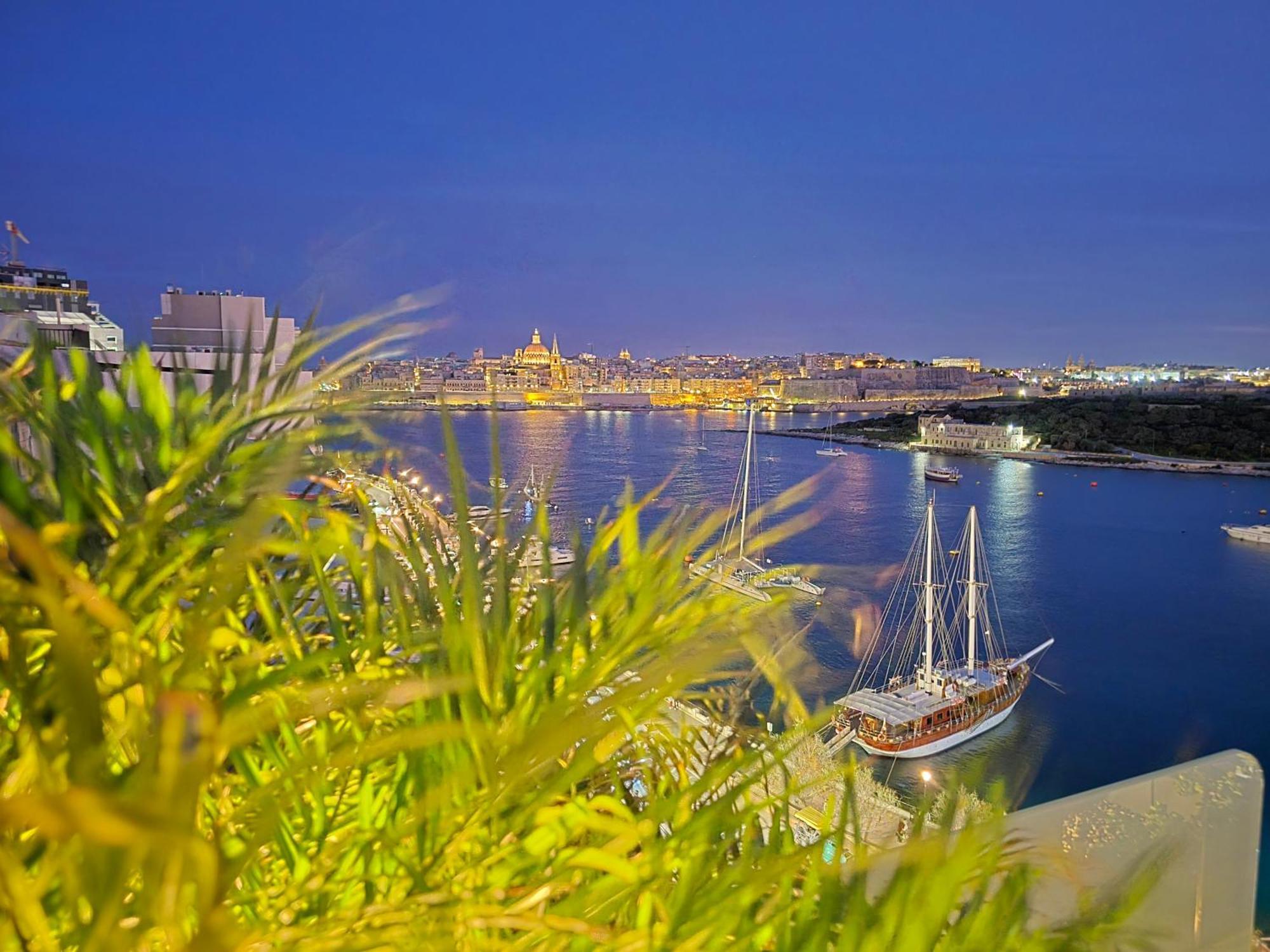 Unique Seafront Triplex Penthouse With Panoramic Bedroom & Rooftop Jacuzzi Overlooking Valletta Слима Экстерьер фото