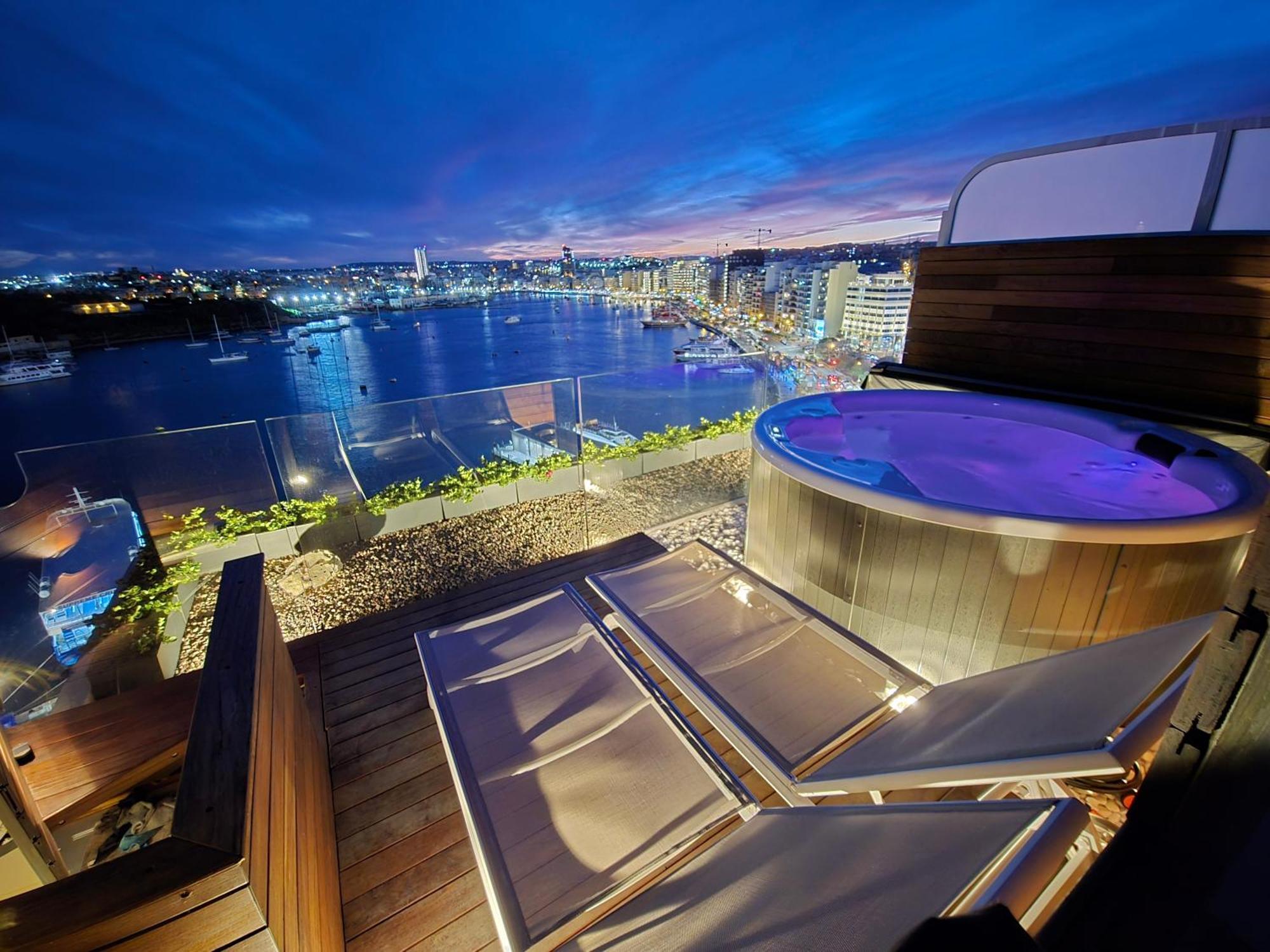 Unique Seafront Triplex Penthouse With Panoramic Bedroom & Rooftop Jacuzzi Overlooking Valletta Слима Экстерьер фото
