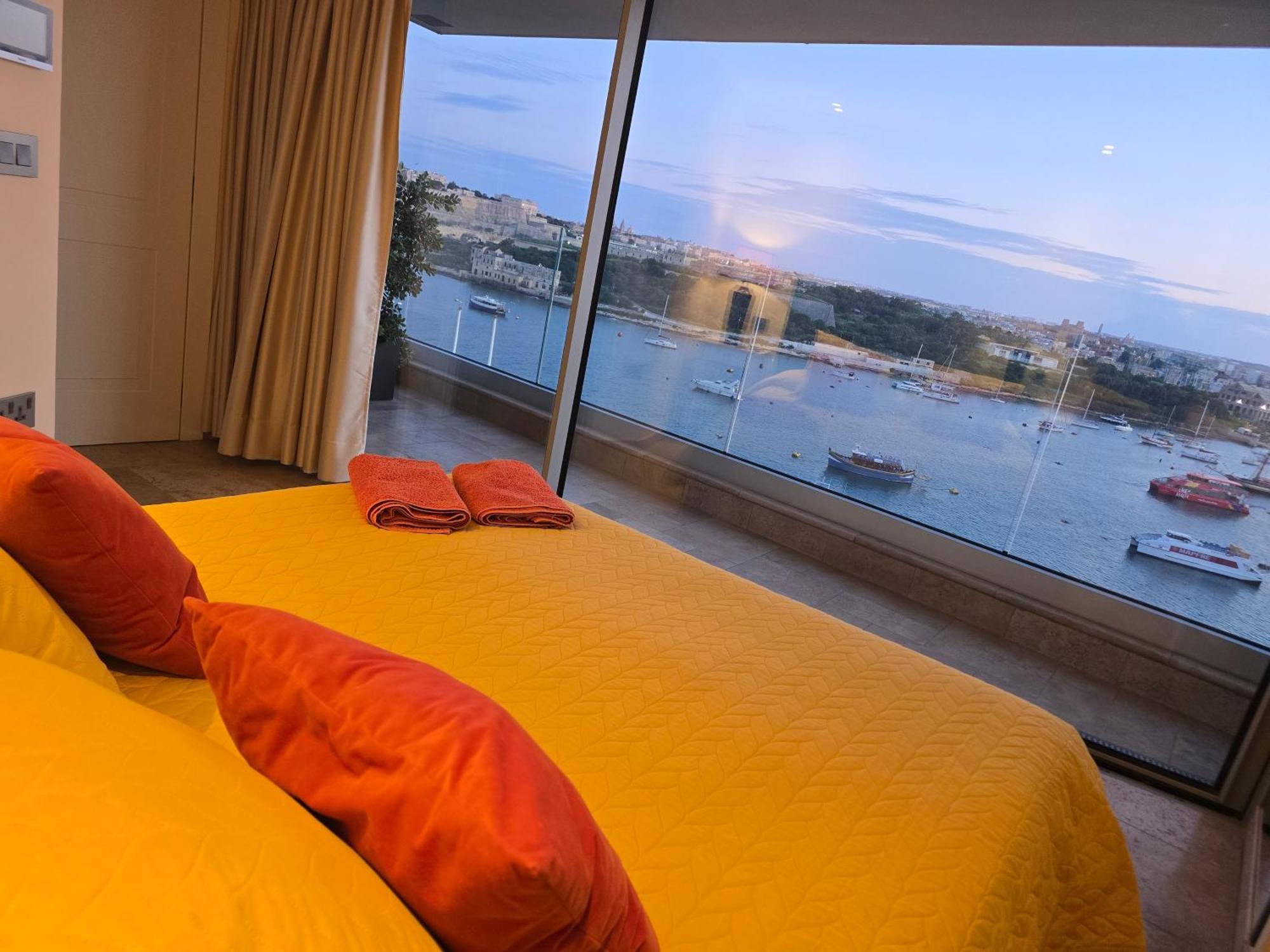Unique Seafront Triplex Penthouse With Panoramic Bedroom & Rooftop Jacuzzi Overlooking Valletta Слима Экстерьер фото
