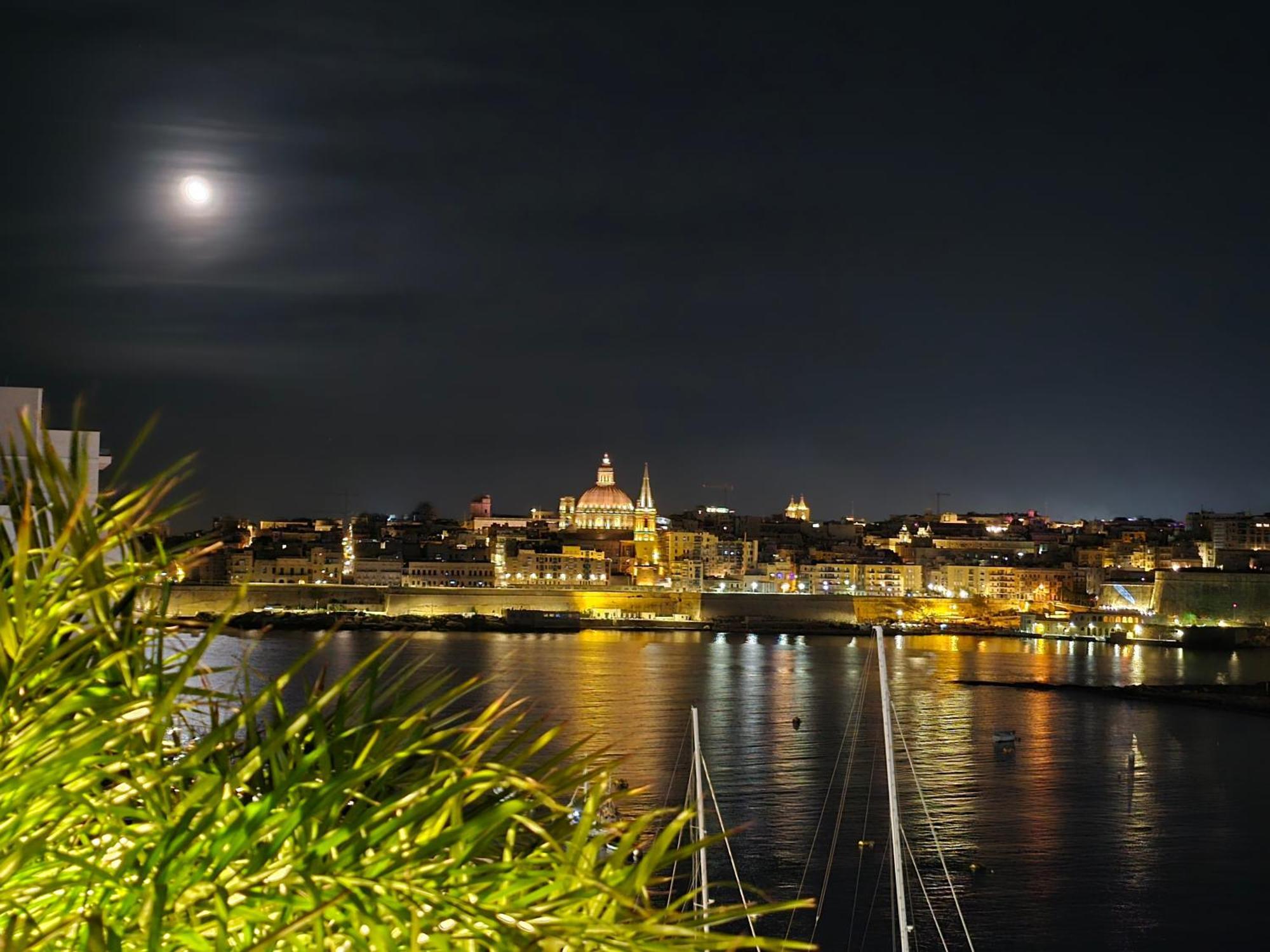 Unique Seafront Triplex Penthouse With Panoramic Bedroom & Rooftop Jacuzzi Overlooking Valletta Слима Экстерьер фото