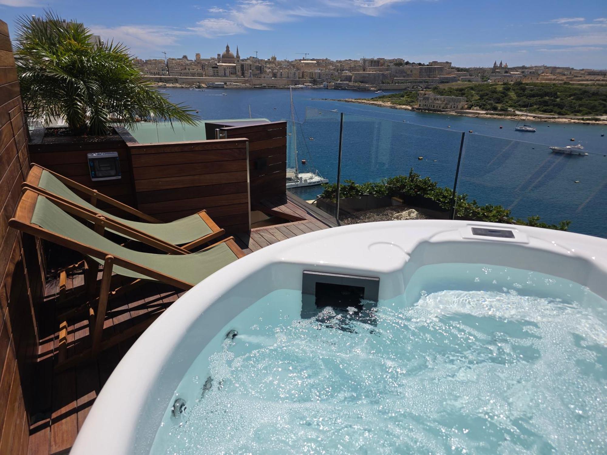 Unique Seafront Triplex Penthouse With Panoramic Bedroom & Rooftop Jacuzzi Overlooking Valletta Слима Экстерьер фото