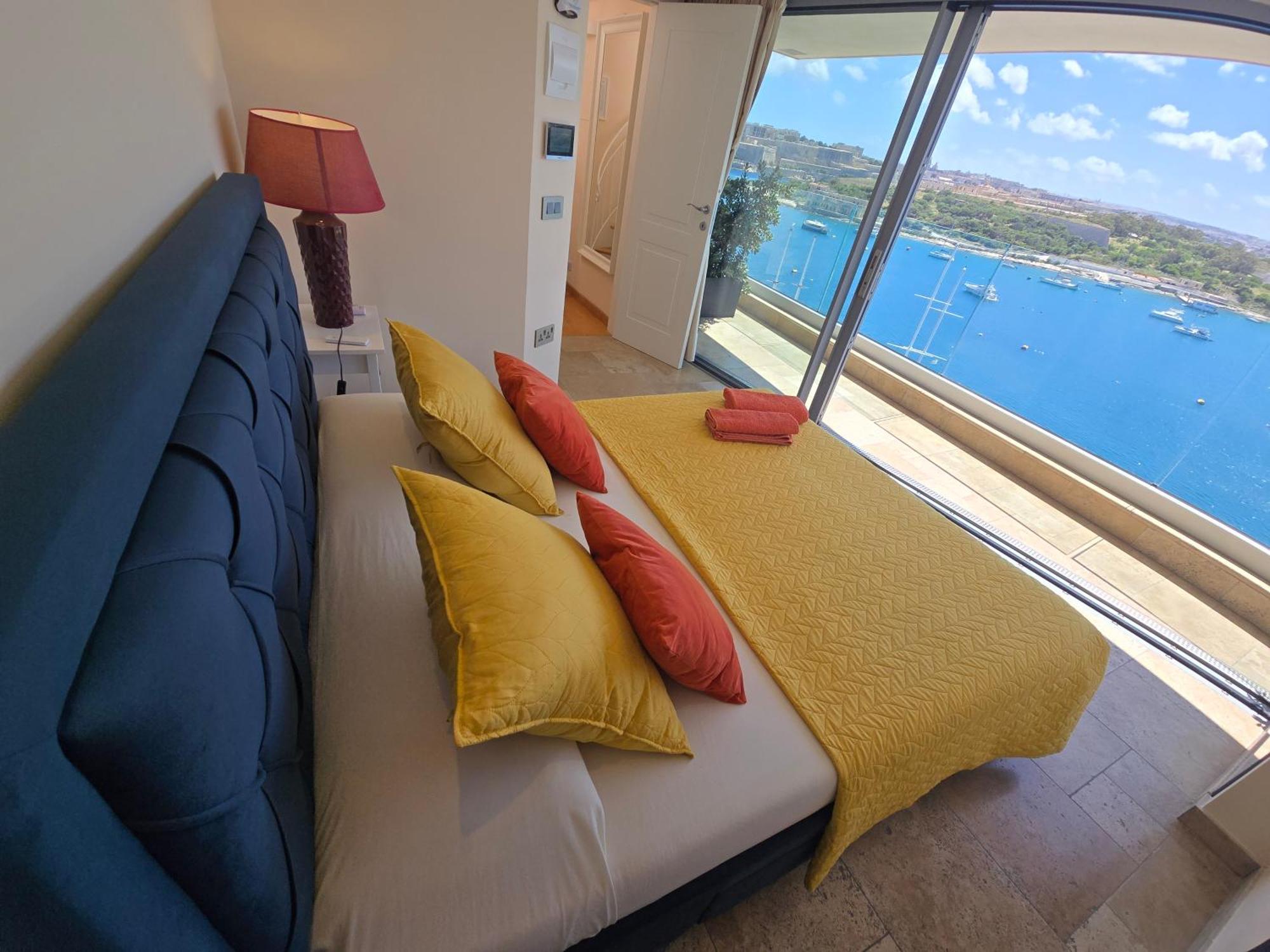 Unique Seafront Triplex Penthouse With Panoramic Bedroom & Rooftop Jacuzzi Overlooking Valletta Слима Экстерьер фото