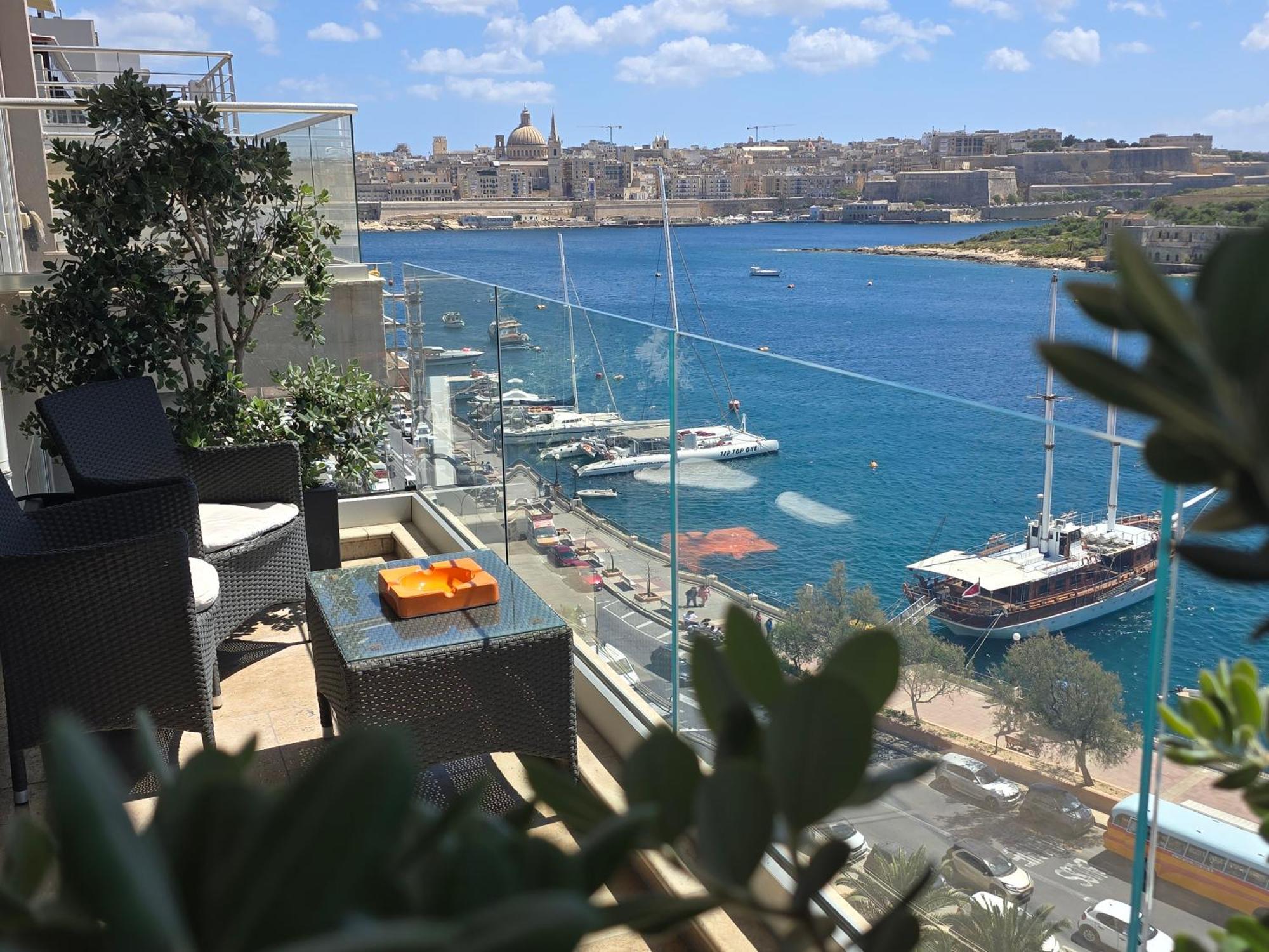 Unique Seafront Triplex Penthouse With Panoramic Bedroom & Rooftop Jacuzzi Overlooking Valletta Слима Экстерьер фото
