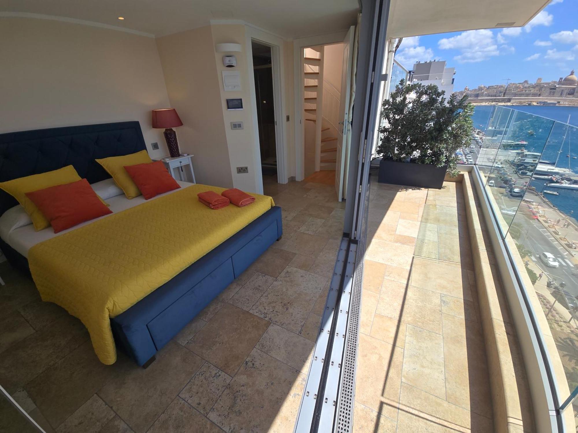 Unique Seafront Triplex Penthouse With Panoramic Bedroom & Rooftop Jacuzzi Overlooking Valletta Слима Экстерьер фото