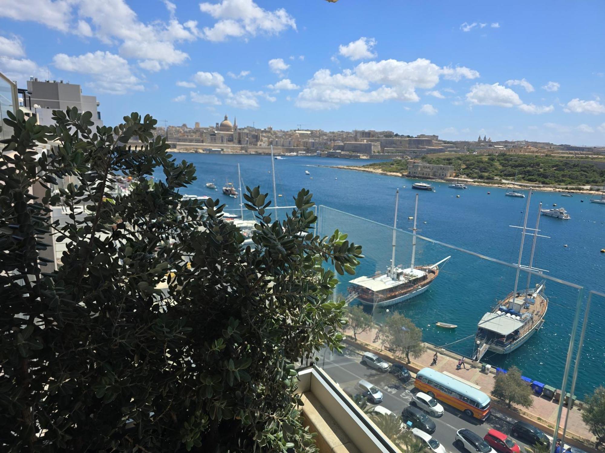 Unique Seafront Triplex Penthouse With Panoramic Bedroom & Rooftop Jacuzzi Overlooking Valletta Слима Экстерьер фото