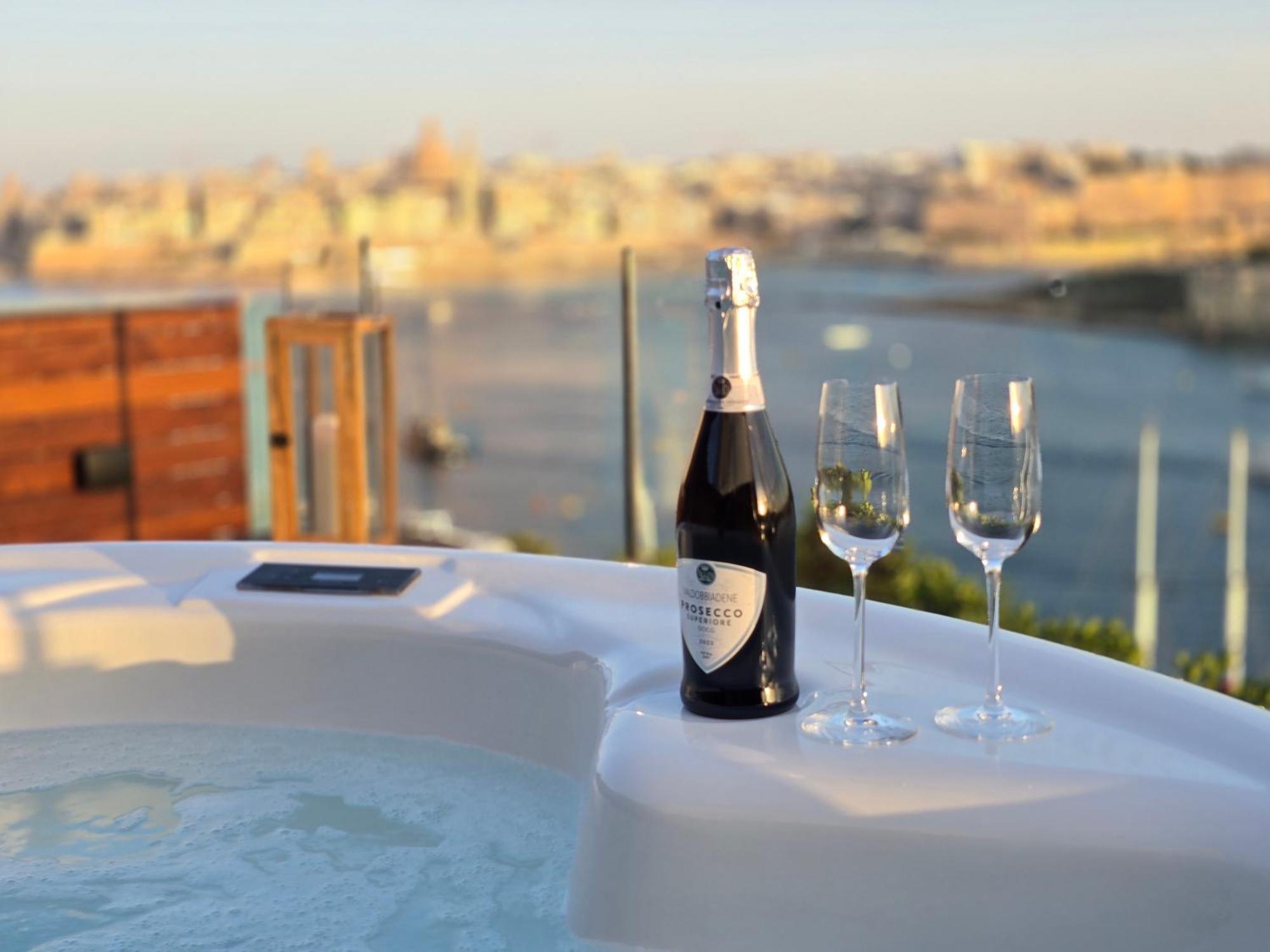 Unique Seafront Triplex Penthouse With Panoramic Bedroom & Rooftop Jacuzzi Overlooking Valletta Слима Экстерьер фото