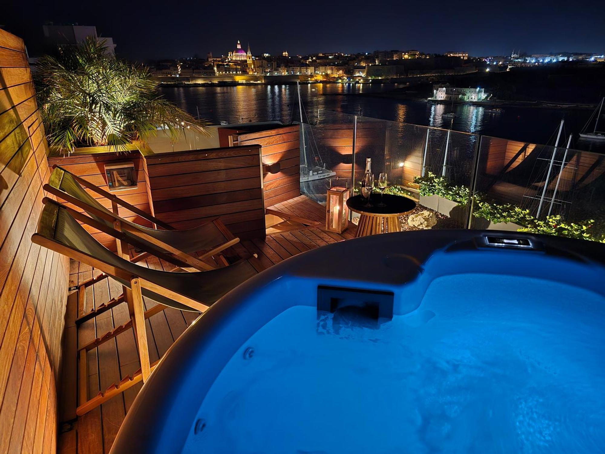 Unique Seafront Triplex Penthouse With Panoramic Bedroom & Rooftop Jacuzzi Overlooking Valletta Слима Экстерьер фото
