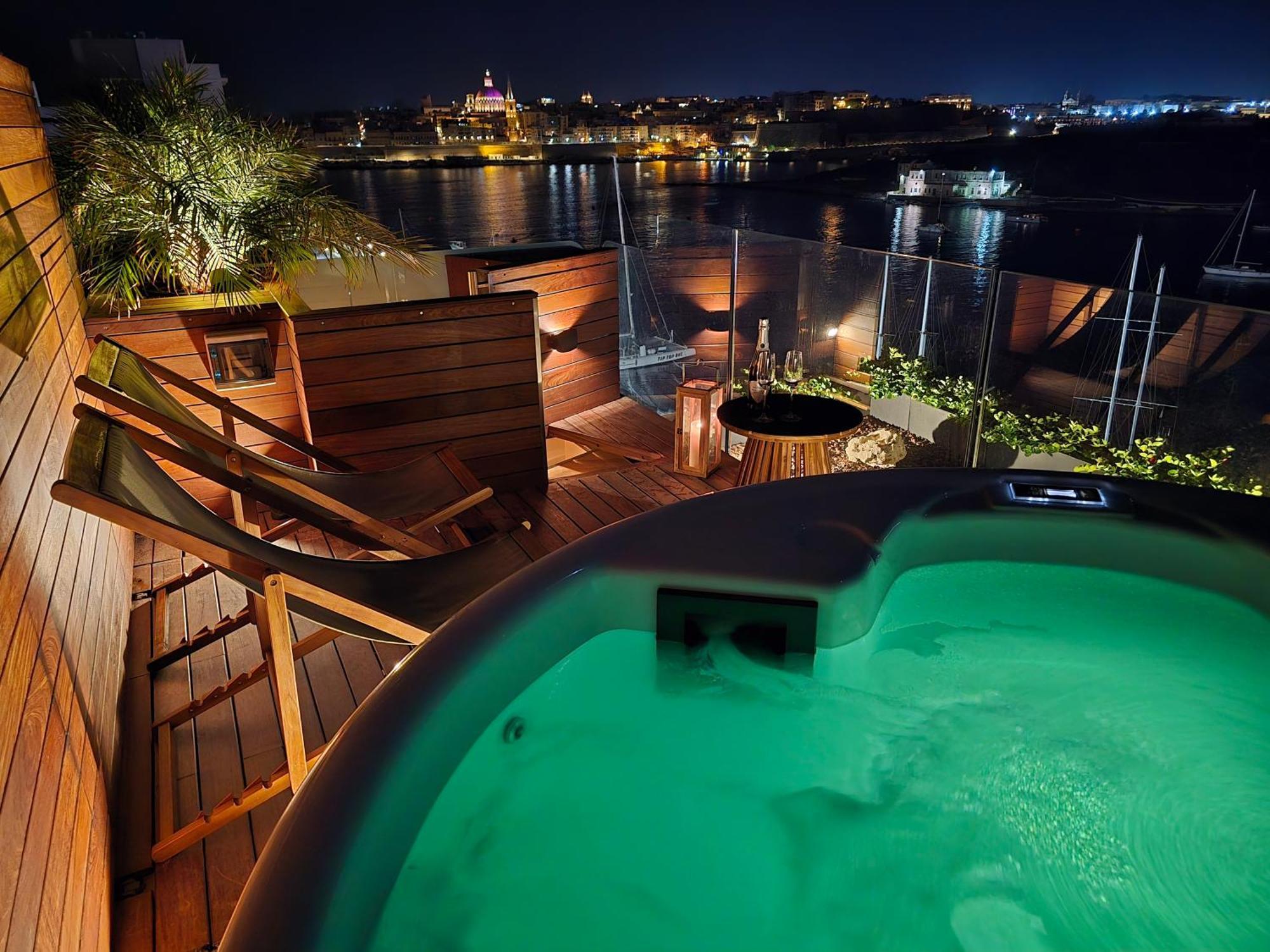 Unique Seafront Triplex Penthouse With Panoramic Bedroom & Rooftop Jacuzzi Overlooking Valletta Слима Экстерьер фото