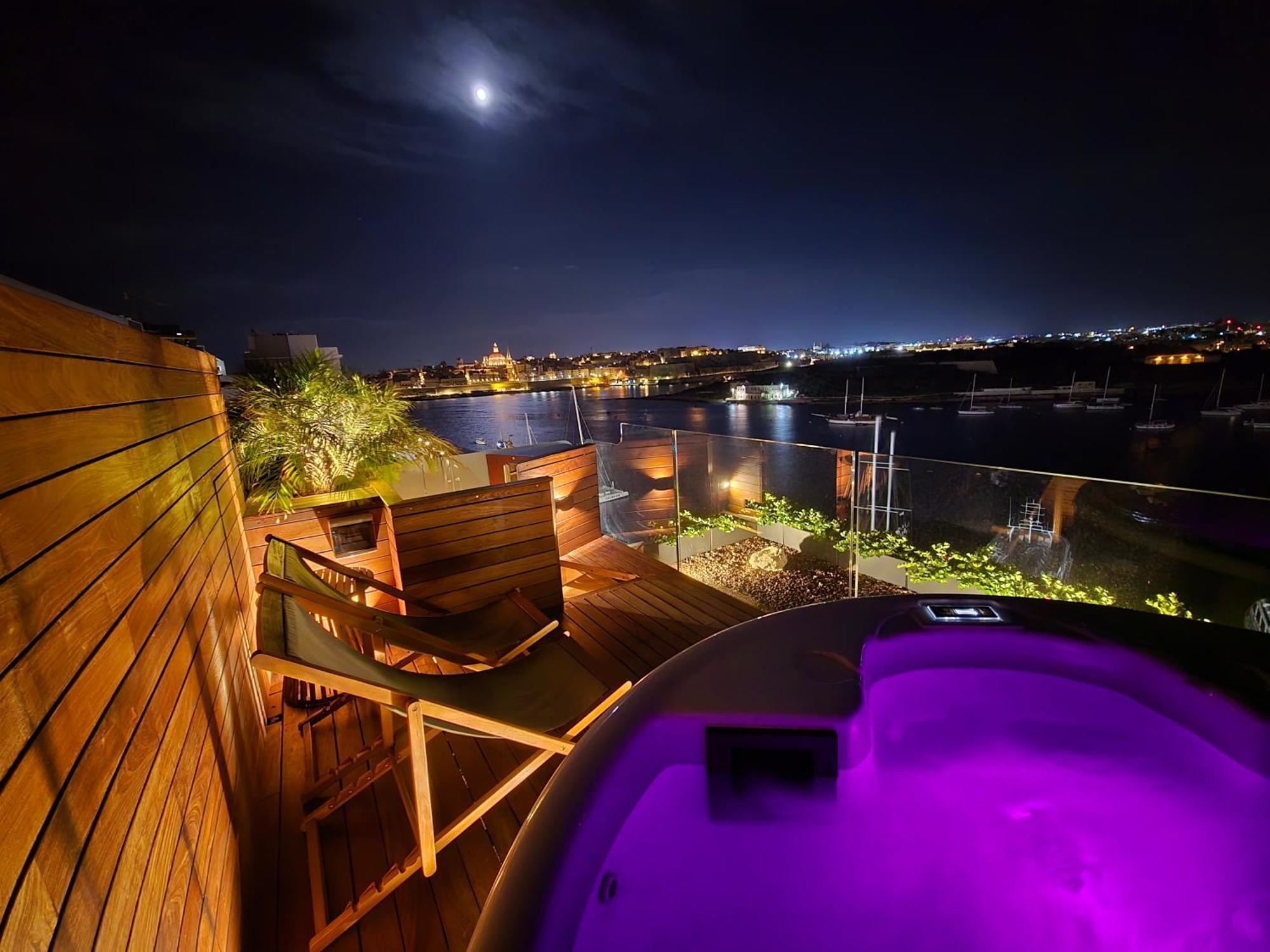 Unique Seafront Triplex Penthouse With Panoramic Bedroom & Rooftop Jacuzzi Overlooking Valletta Слима Экстерьер фото