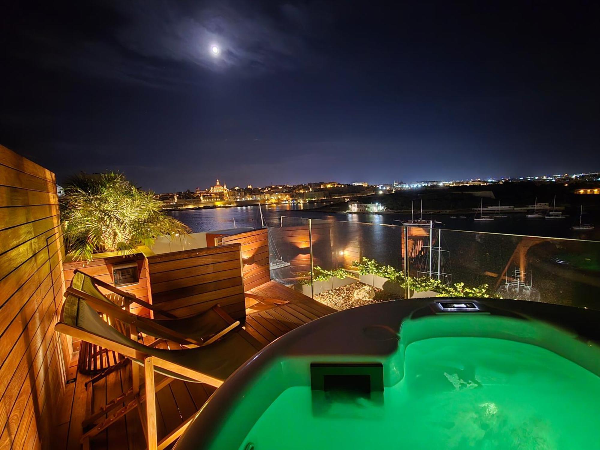 Unique Seafront Triplex Penthouse With Panoramic Bedroom & Rooftop Jacuzzi Overlooking Valletta Слима Экстерьер фото
